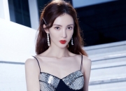 开云体育app-看到这个关键词组合，我的第一反应是，这绝对是一场平行宇宙的精彩对决。让我们展开想象的翅膀，写一篇充满戏剧张力的体育故事