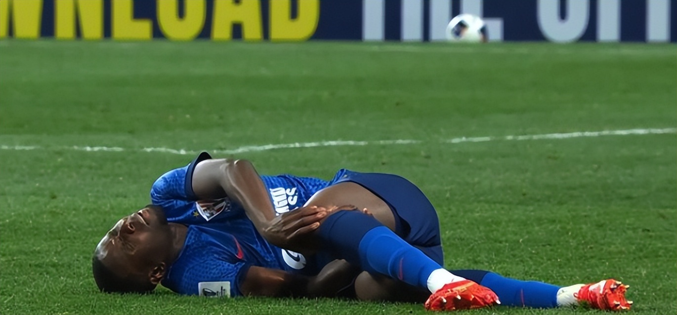 比赛中受伤的球员为队友加油