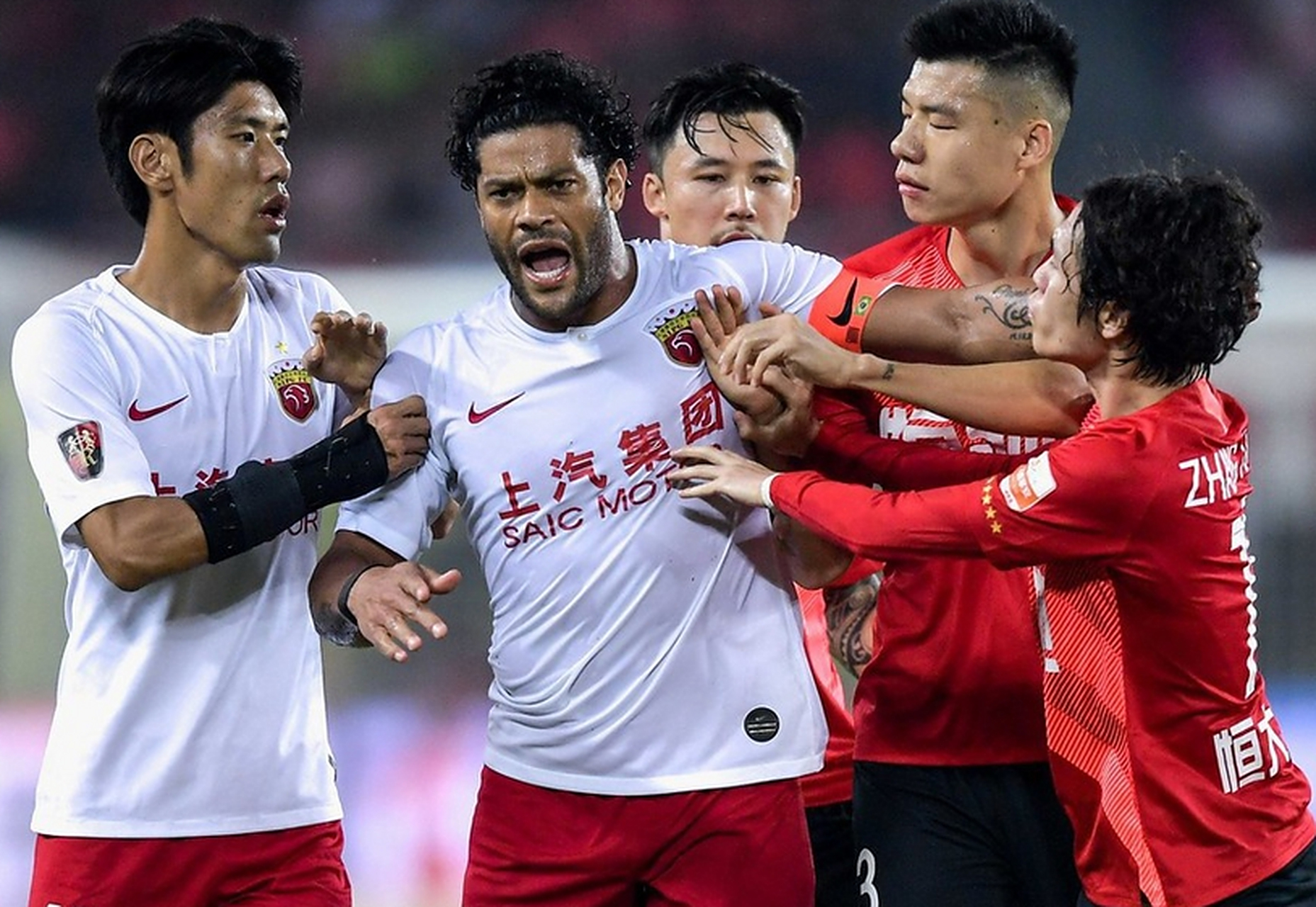 上港击败新疆，保持领先位置的简单介绍