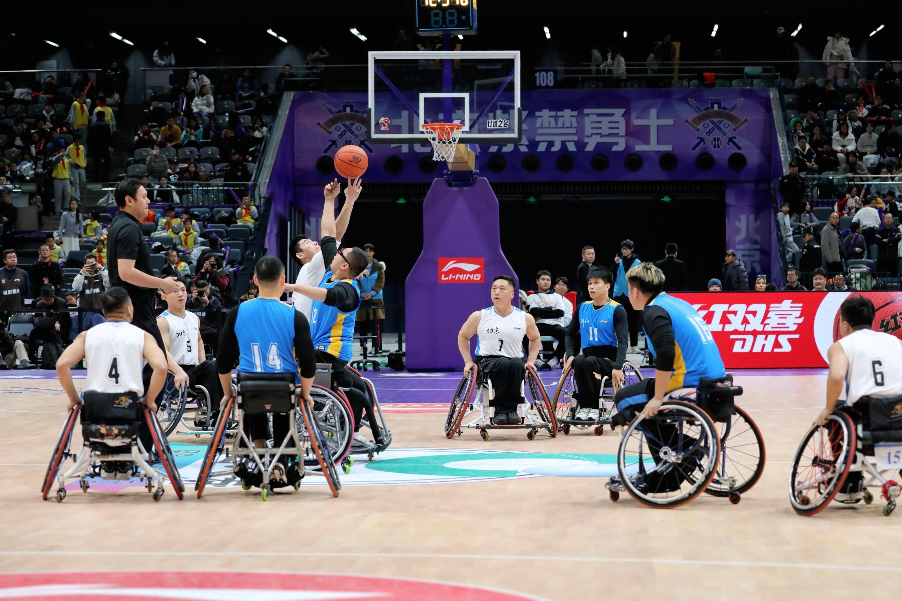 体育场馆沸腾，观众欢呼雀跃