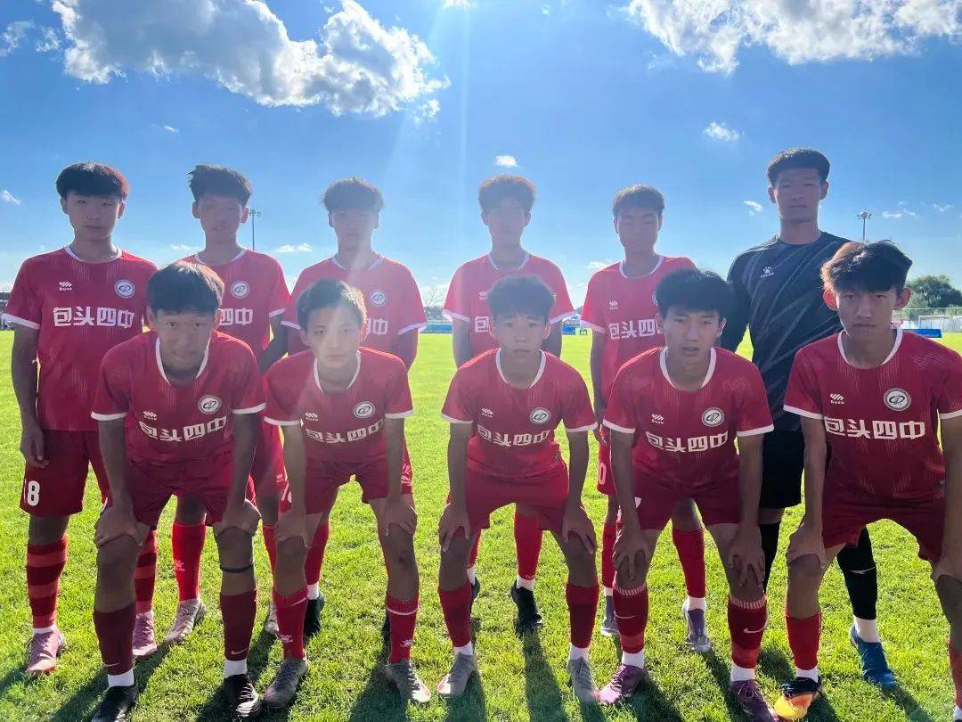 激动人心比赛，球队成功晋级足球赛冠军争夺