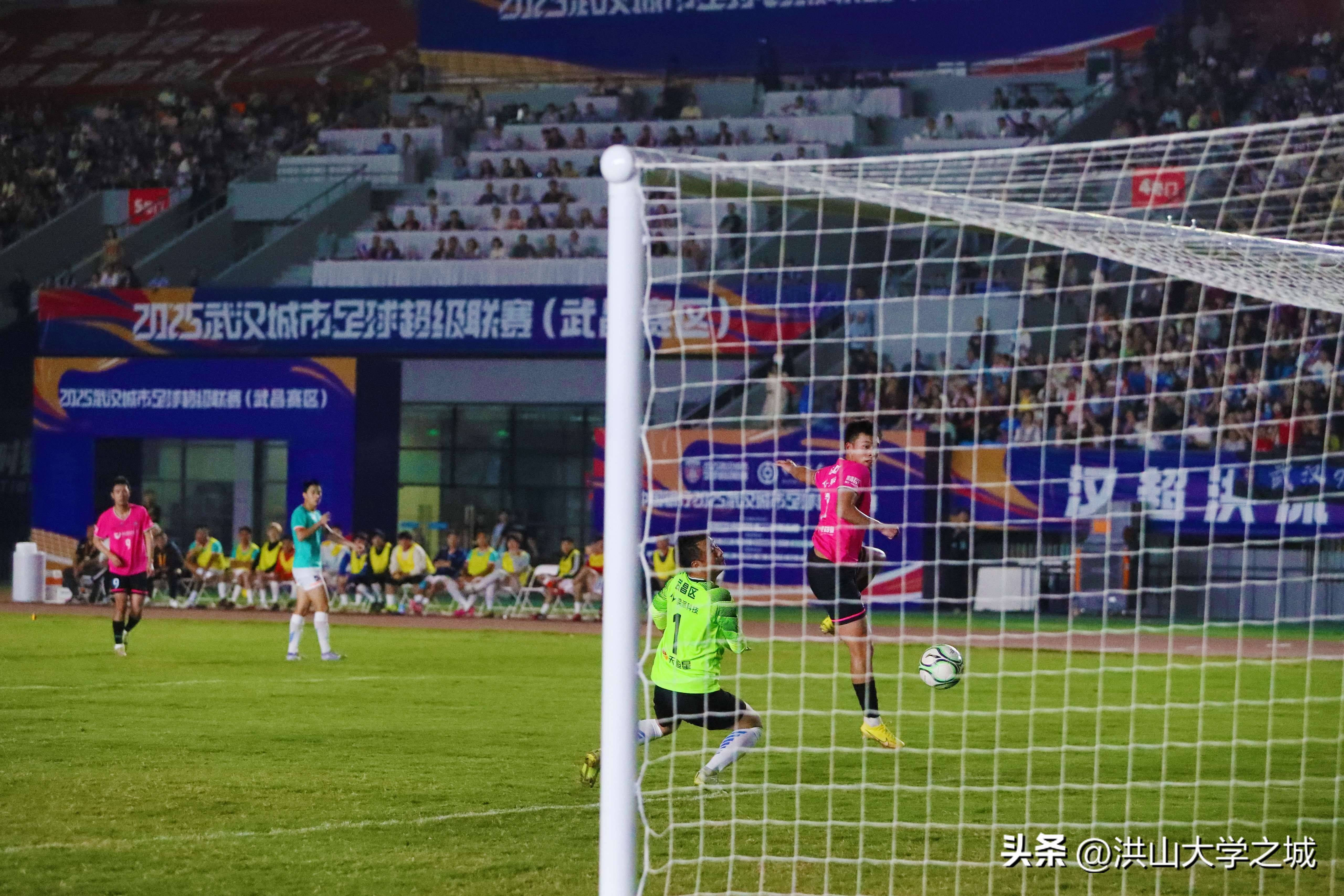 激动人心比赛，球队成功晋级足球赛冠军争夺