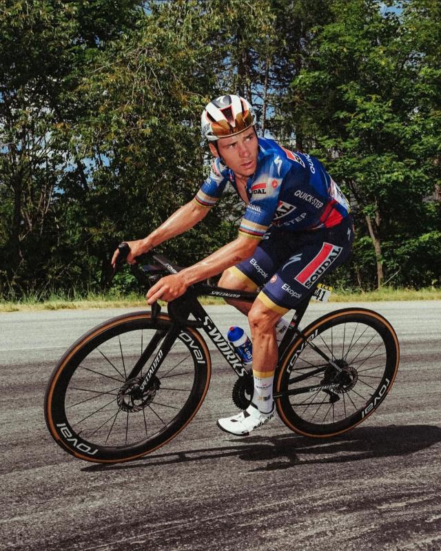 澳大利亚队在自行车比赛中实现逆袭，奋勇夺金的简单介绍