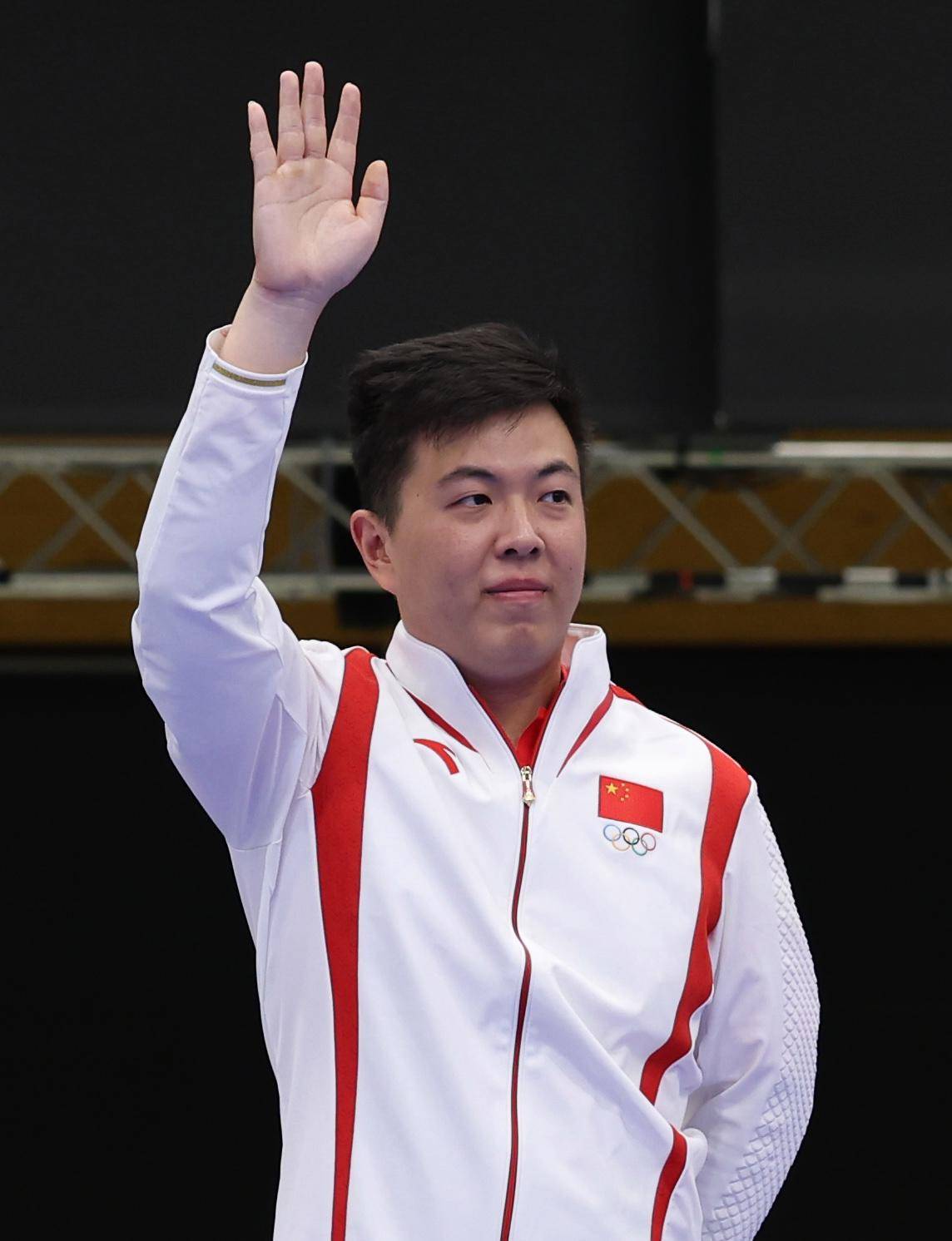 冠军诞生！射击选手精准射中目标摘金的简单介绍