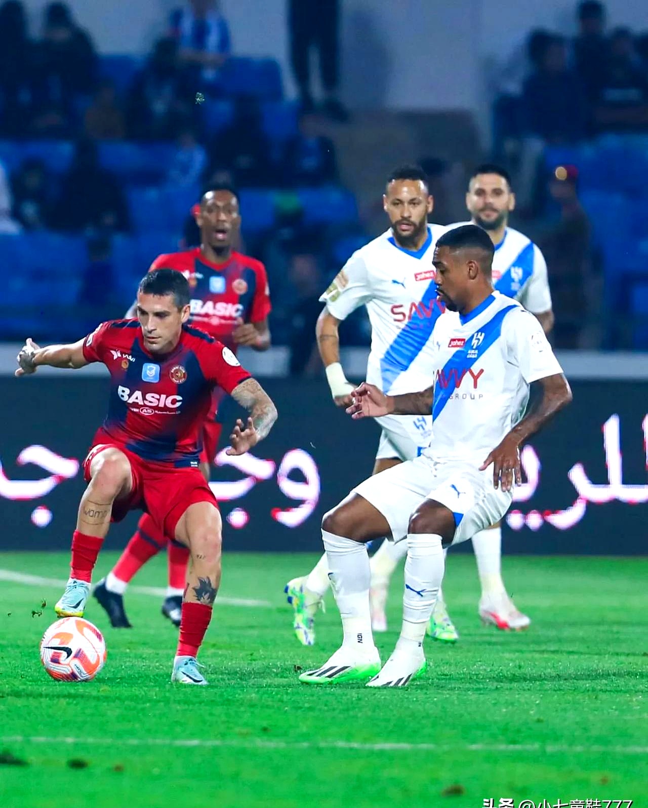 沙尔克队主场战平对手，与对手握手言和的简单介绍