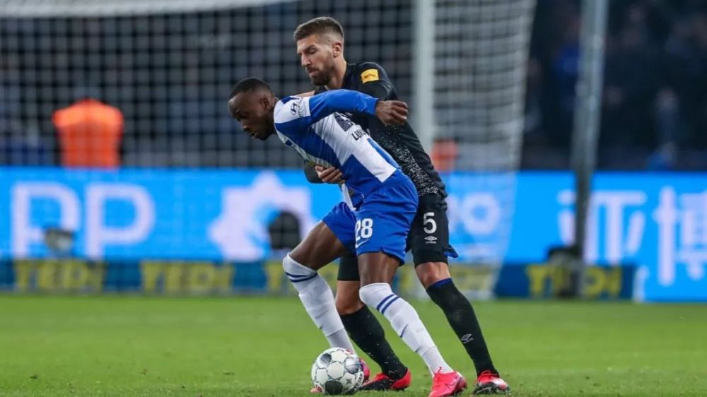 沙尔克队主场战平对手，与对手握手言和的简单介绍