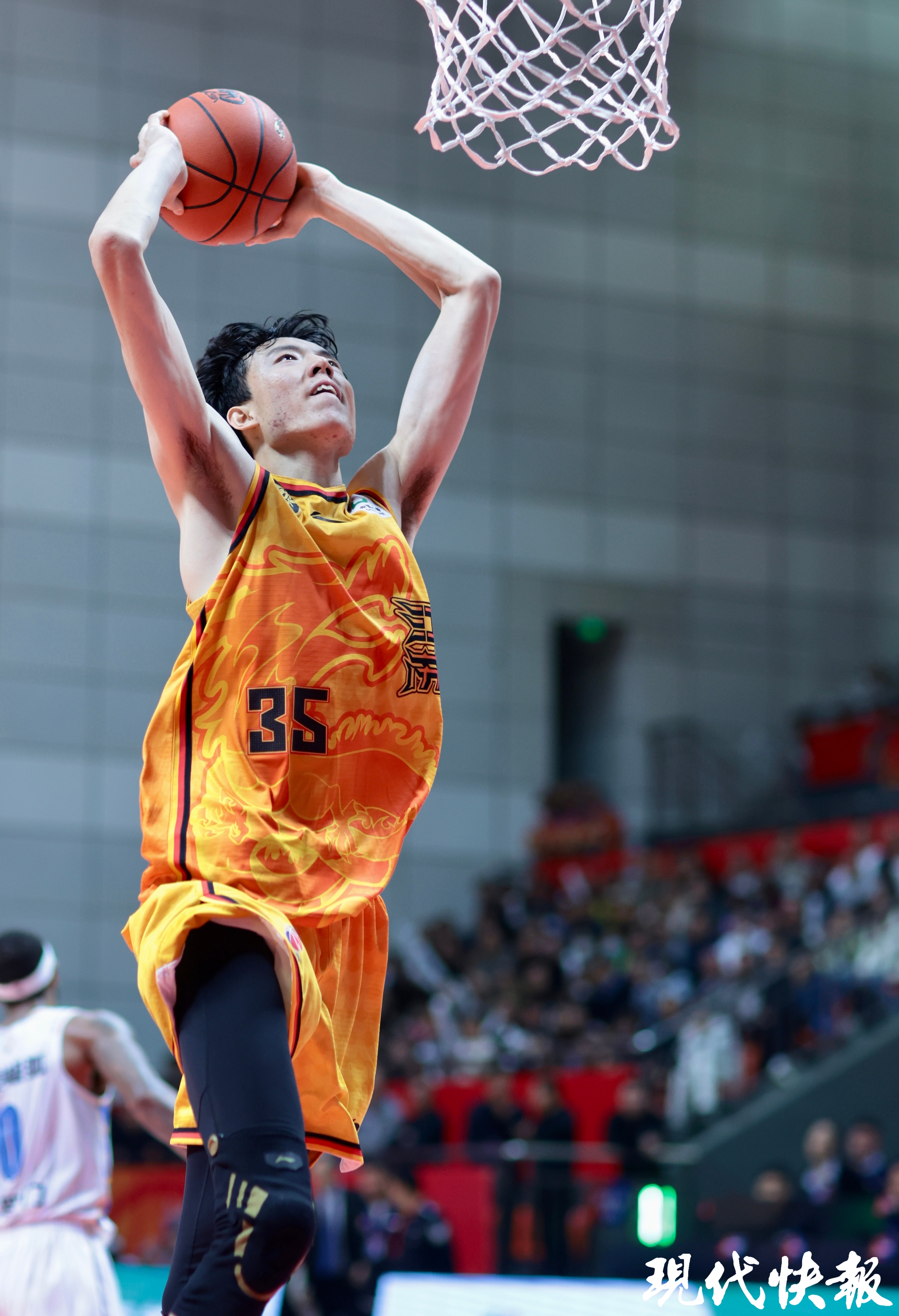 江苏队在激烈比赛中获胜，全队表现令人瞩目