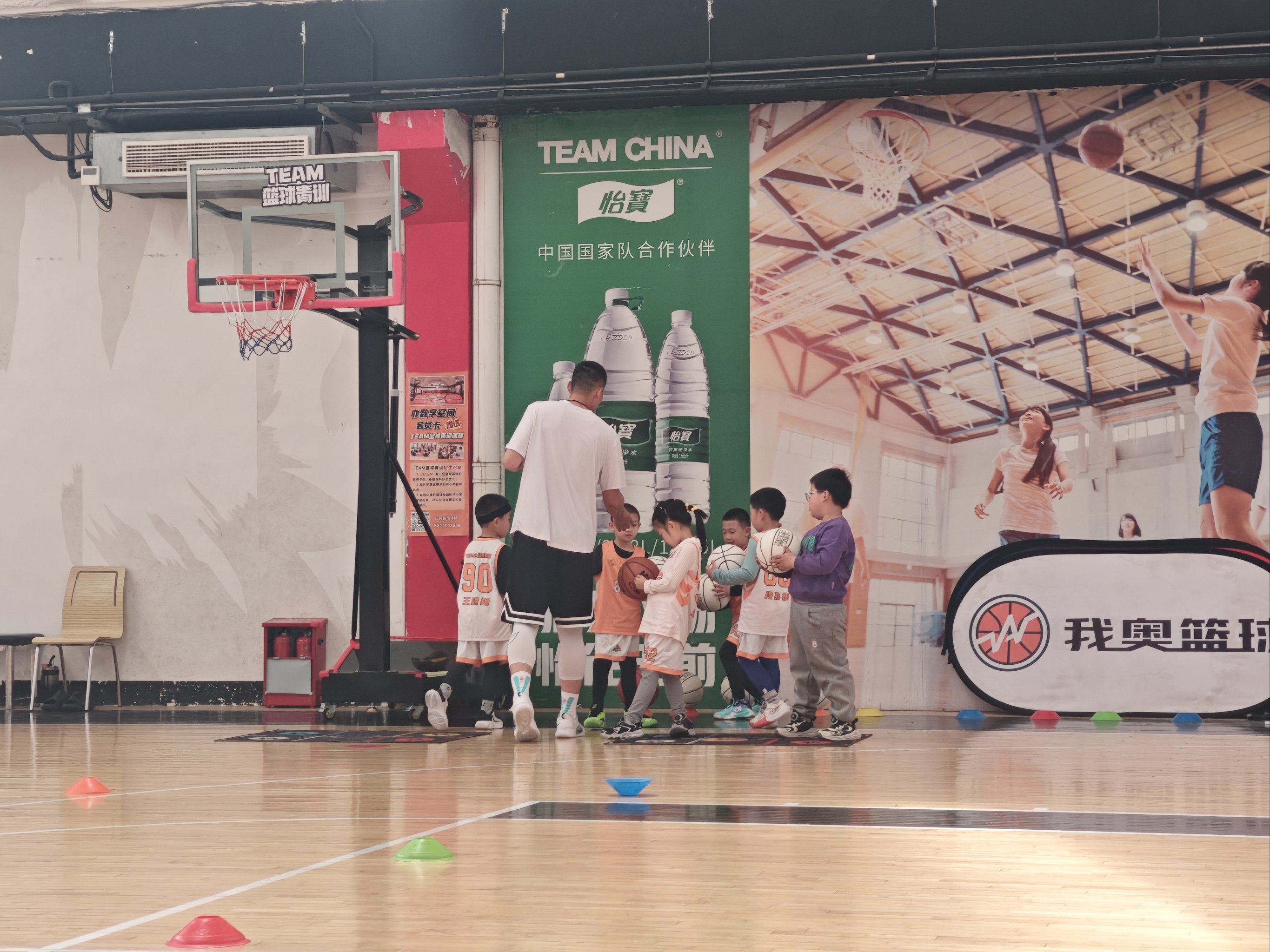 球场上喧嚣热闹，比赛激情迸发的简单介绍